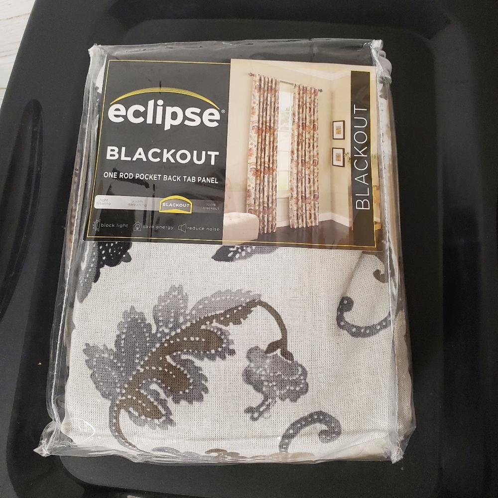 NIB Set of 2 Eclipse Nina Blackout Curtain Panels - Picture 3 of 4